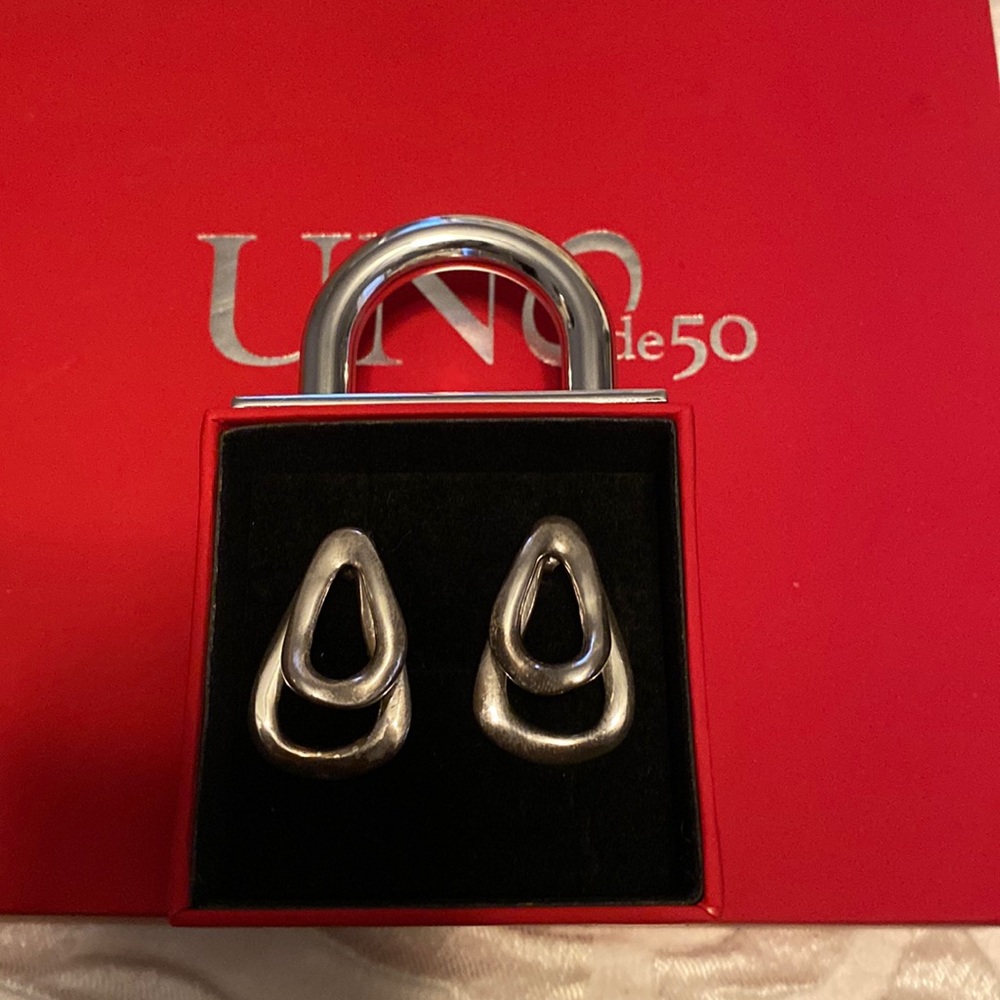 Uno De 50 Inseparable Earrings
